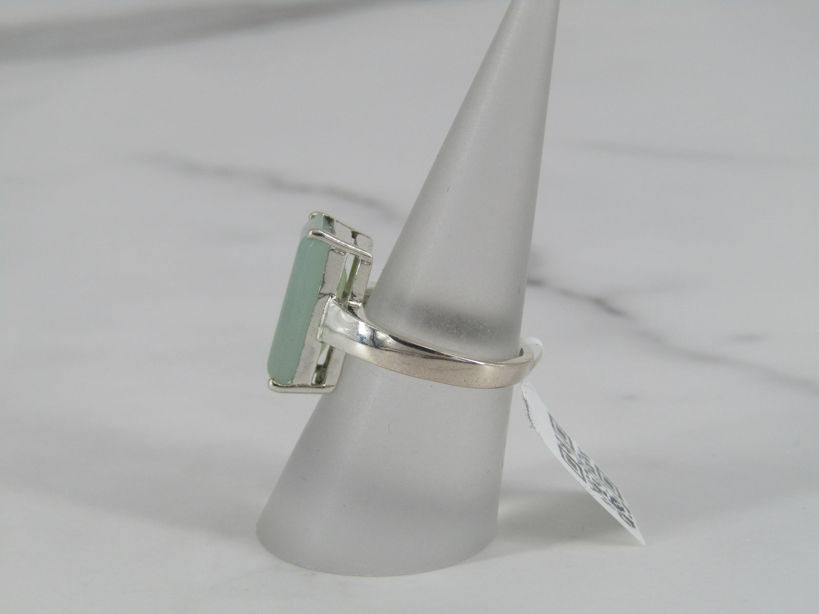 Anillo solitario rectangular de calcedonia en plata de ley