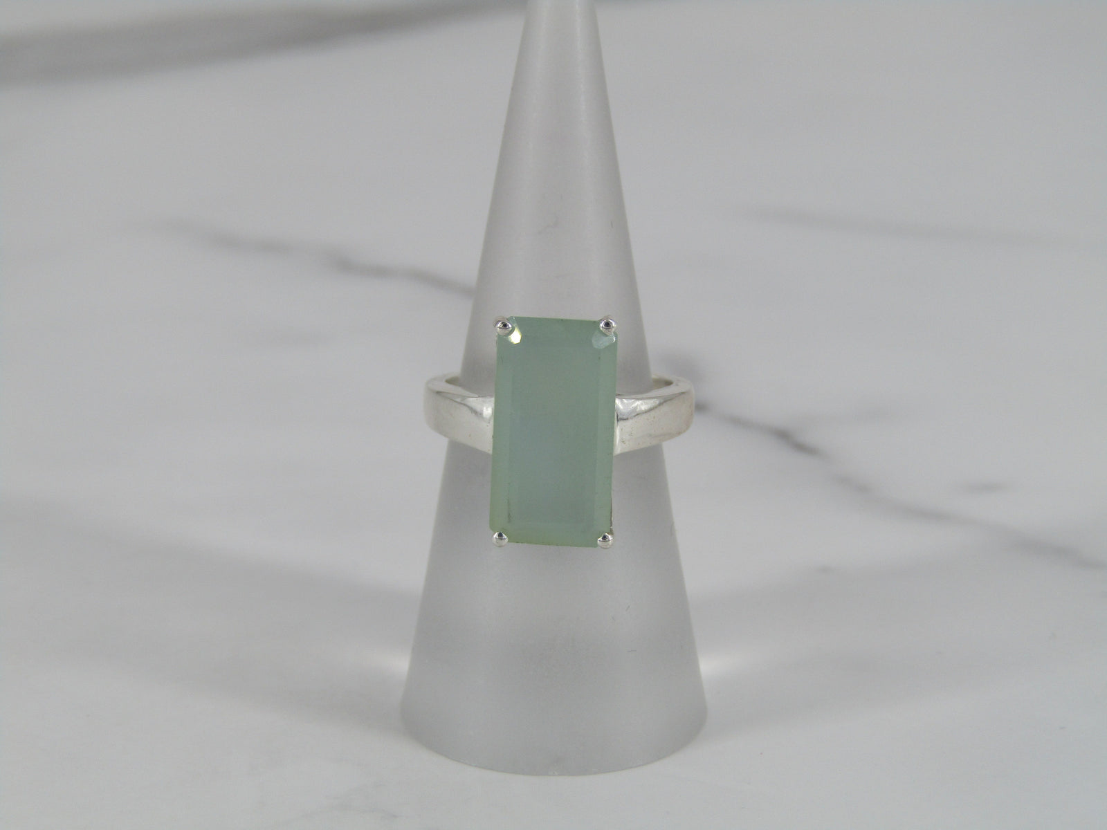 Anillo solitario rectangular de calcedonia en plata de ley