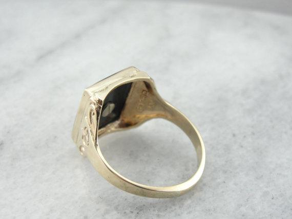 Anillo con escudo de ónix para hombre de Kinsley &amp; Sons