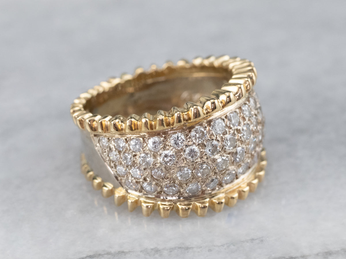 Anillo llamativo de oro con incrustaciones de diamantes