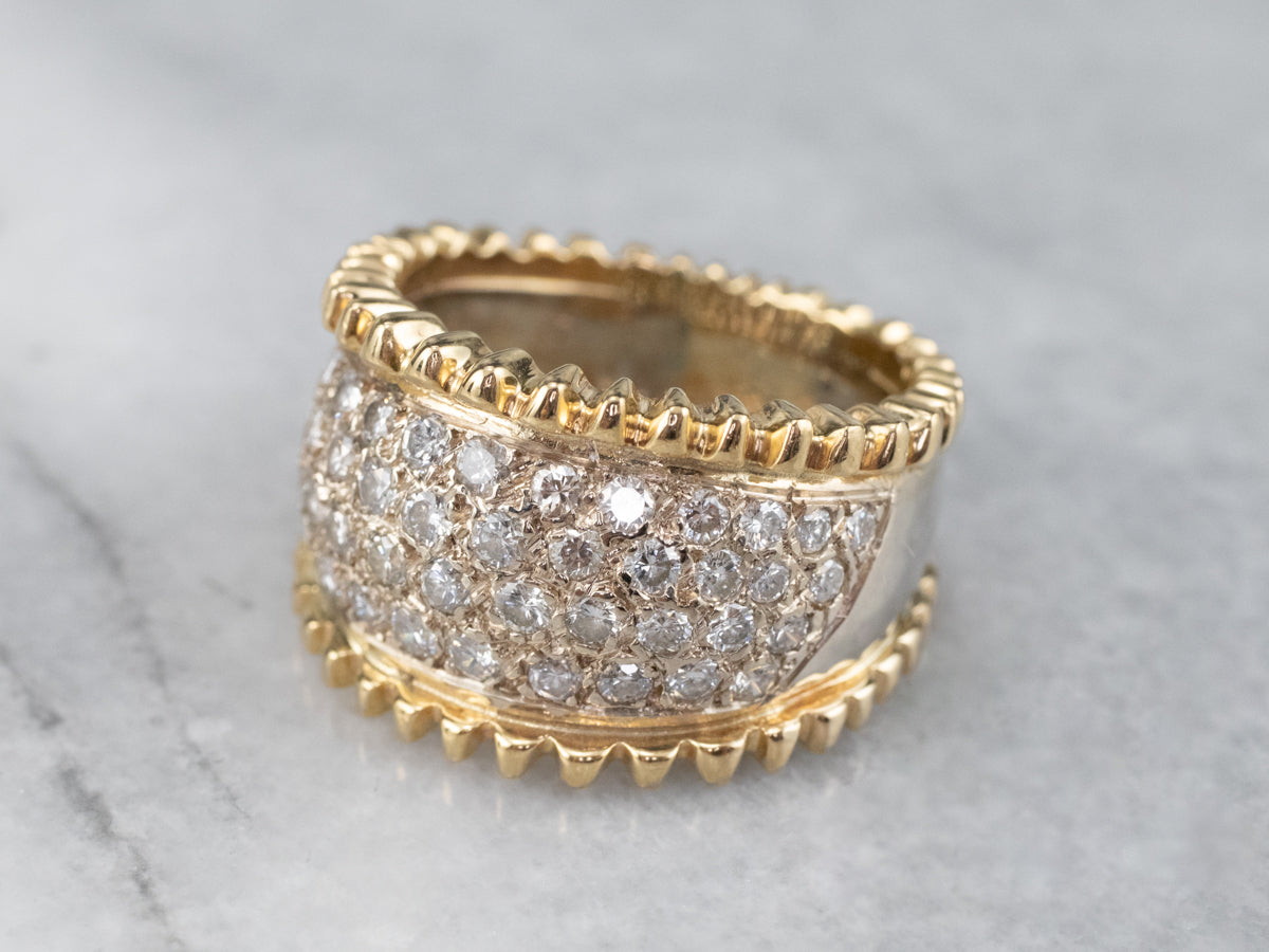 Anillo llamativo de oro con incrustaciones de diamantes