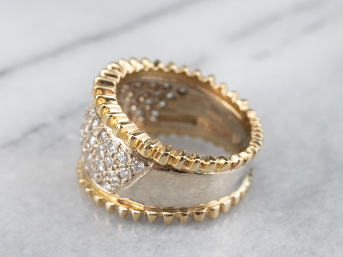 Anillo llamativo de oro con incrustaciones de diamantes