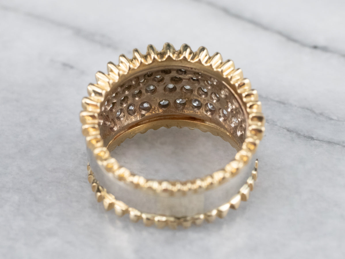 Anillo llamativo de oro con incrustaciones de diamantes