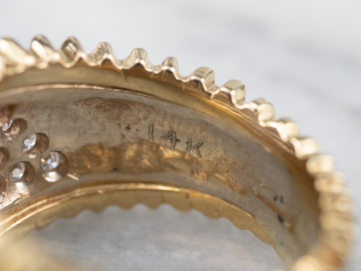 Anillo llamativo de oro con incrustaciones de diamantes