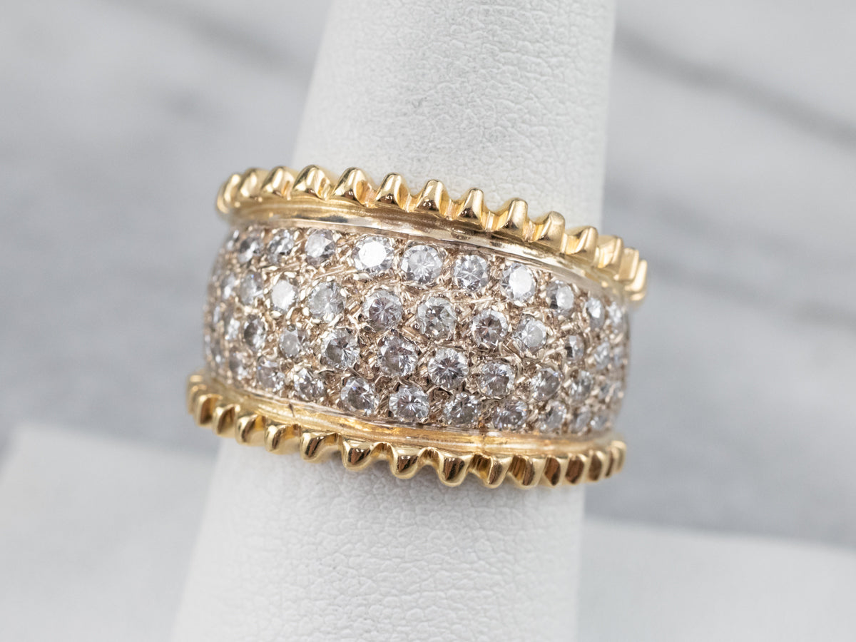 Anillo llamativo de oro con incrustaciones de diamantes