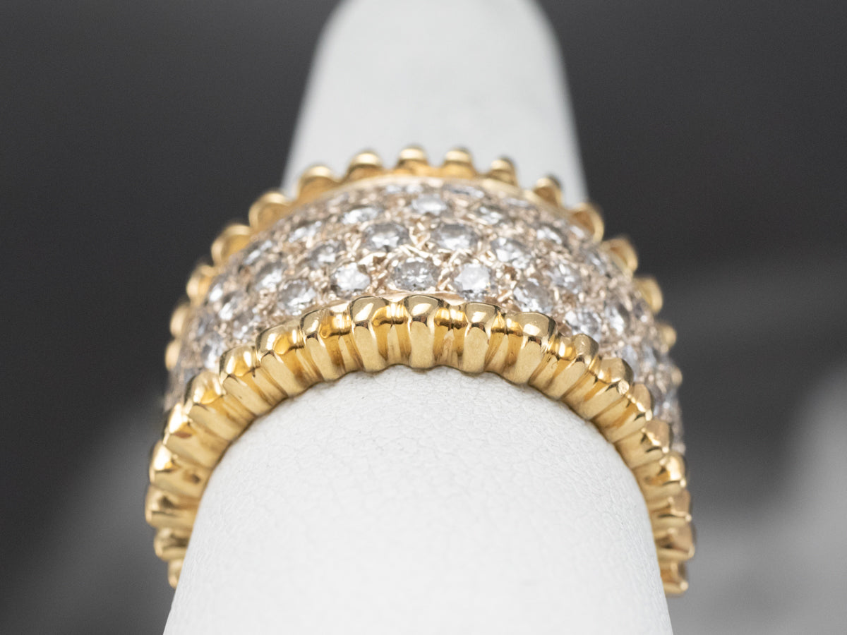 Anillo llamativo de oro con incrustaciones de diamantes