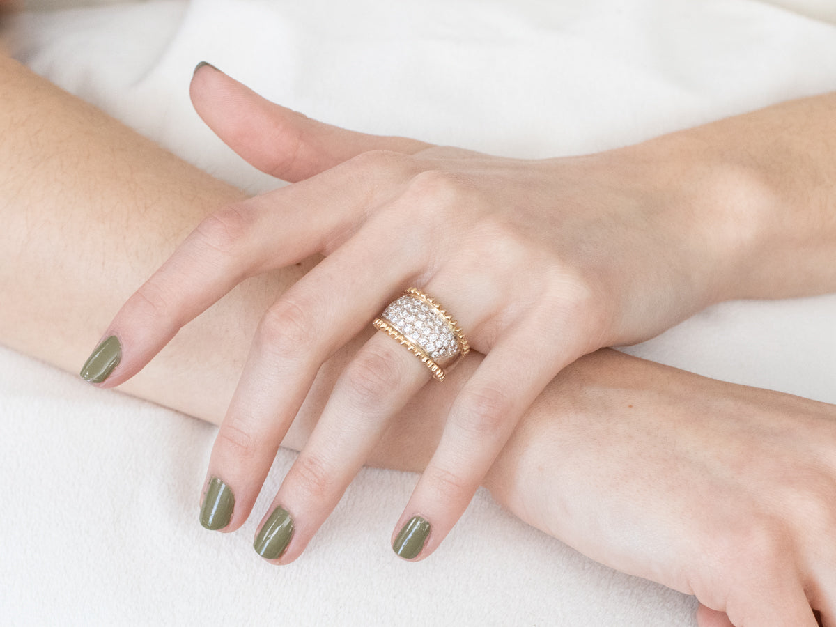 Anillo llamativo de oro con incrustaciones de diamantes