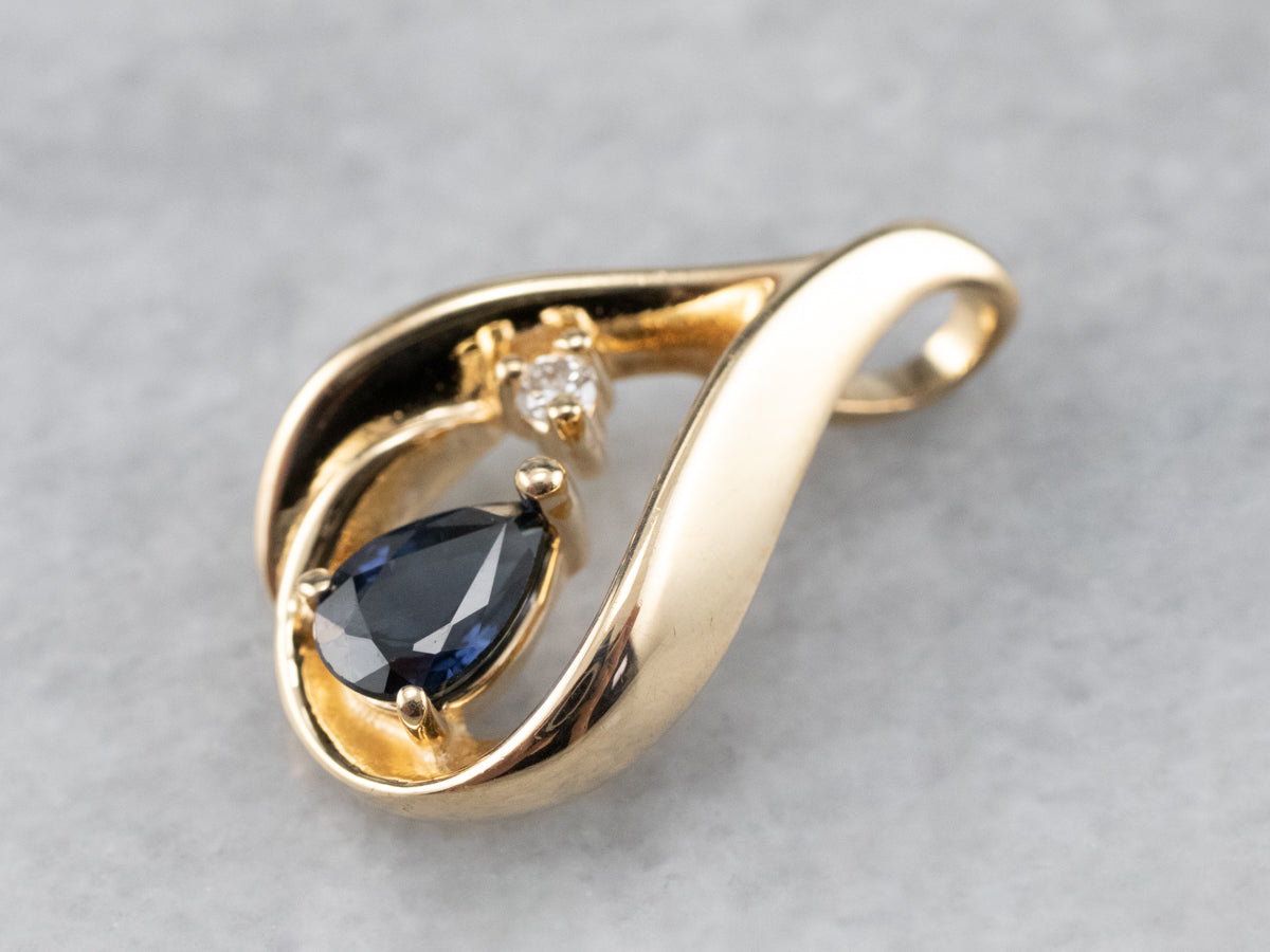 Colgante de oro, zafiro y diamantes