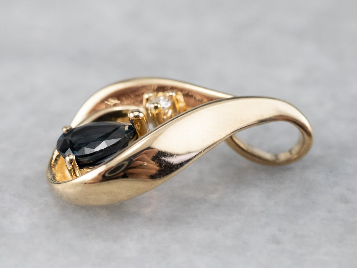 Colgante de oro, zafiro y diamantes