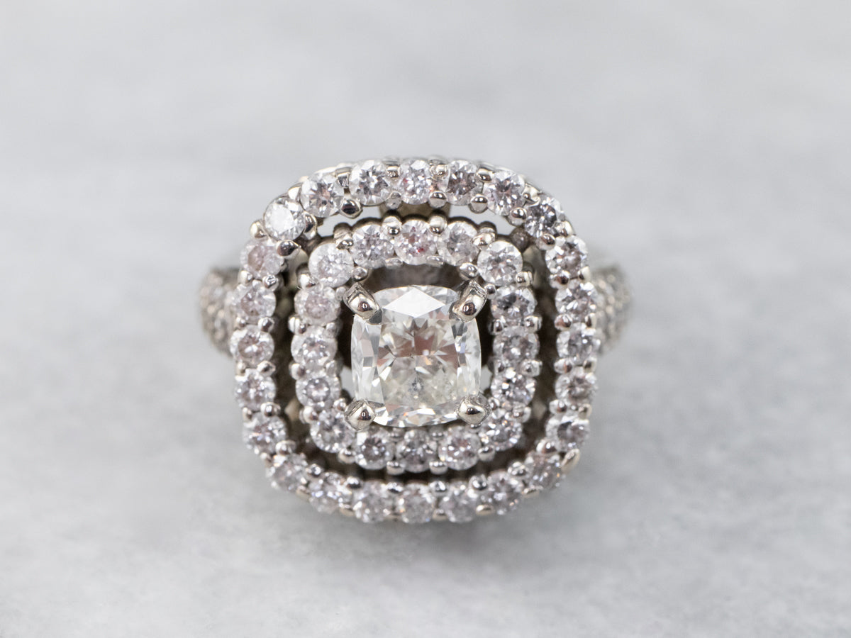 Anillo de compromiso con doble halo de diamantes