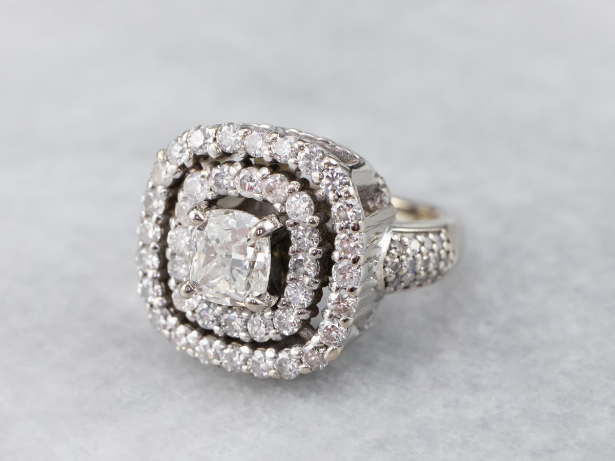 Anillo de compromiso con doble halo de diamantes