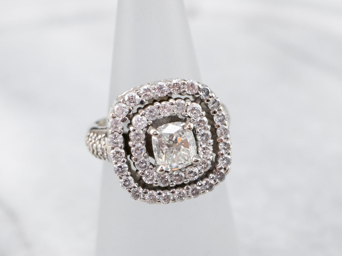 Anillo de compromiso con doble halo de diamantes