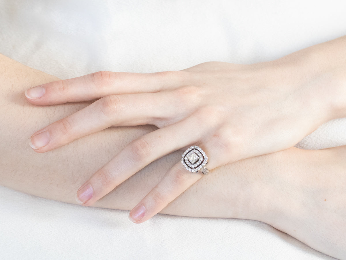 Anillo de compromiso con doble halo de diamantes