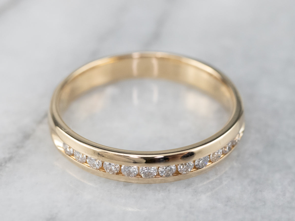 Alianza de boda con diamantes engastados en canal