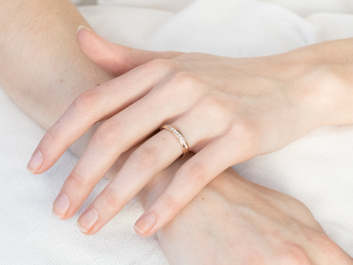 Alianza de boda con diamantes engastados en canal