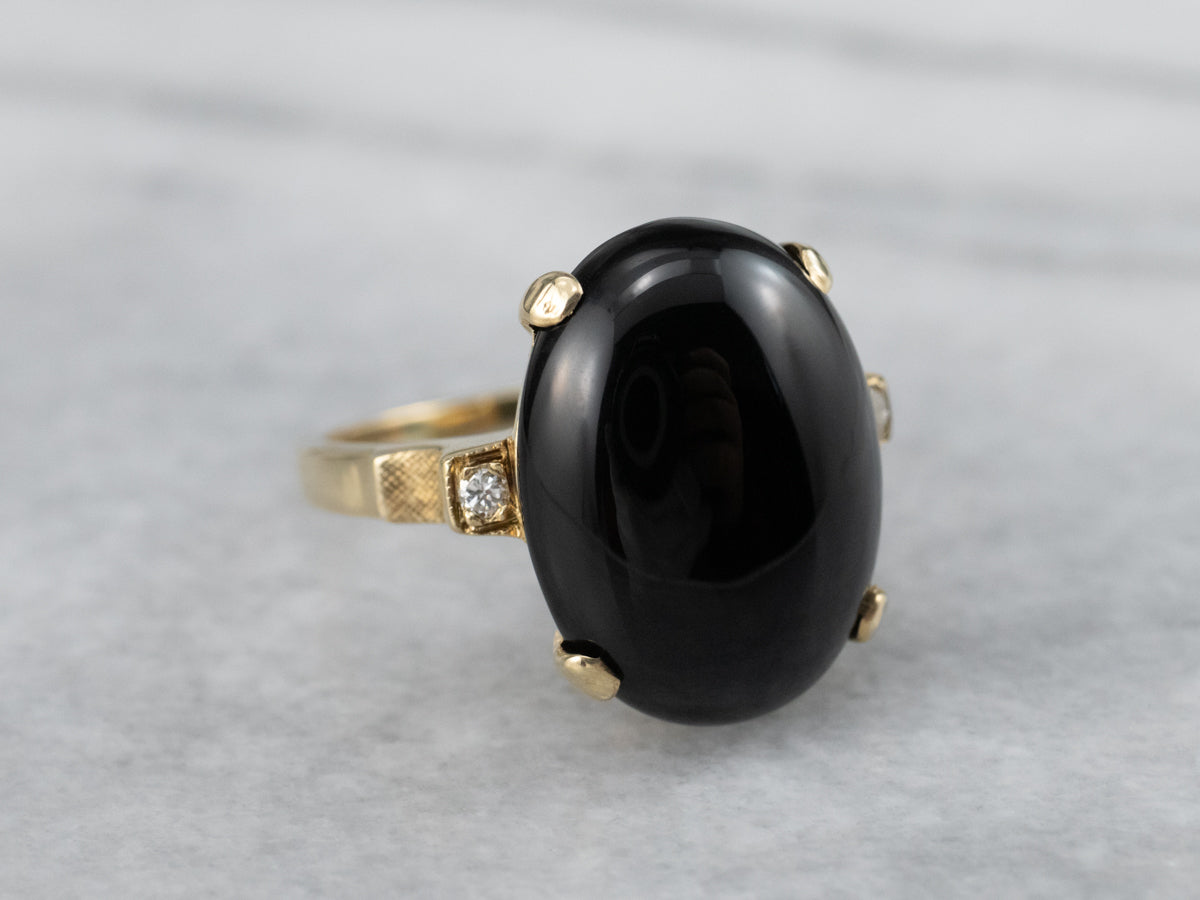 Anillo de oro amarillo con diamantes y ónix negro