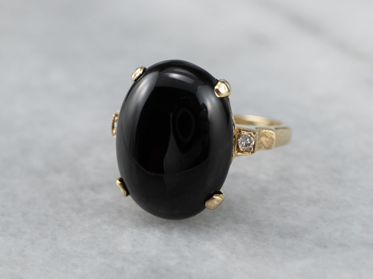 Anillo de oro amarillo con diamantes y ónix negro
