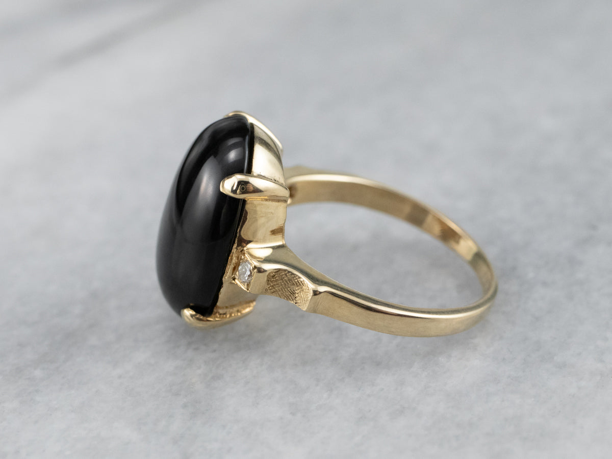 Anillo de oro amarillo con diamantes y ónix negro
