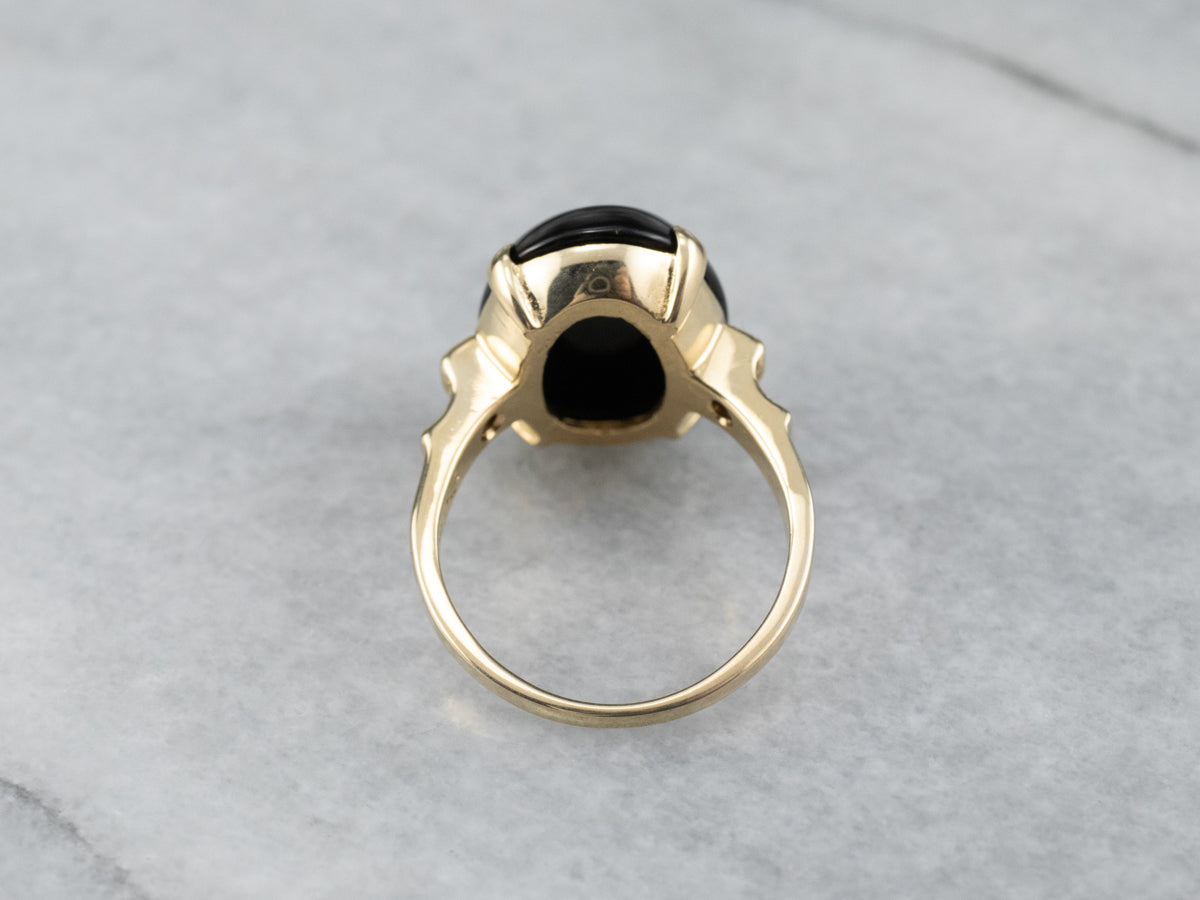 Anillo de oro amarillo con diamantes y ónix negro