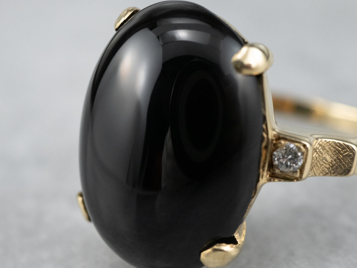 Anillo de oro amarillo con diamantes y ónix negro