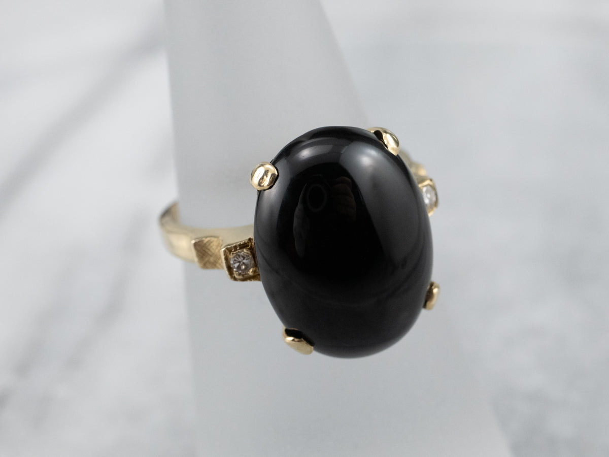 Anillo de oro amarillo con diamantes y ónix negro