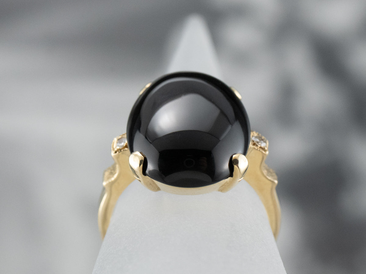 Anillo de oro amarillo con diamantes y ónix negro