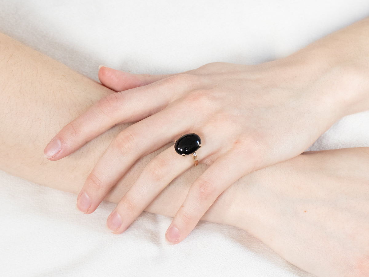 Anillo de oro amarillo con diamantes y ónix negro