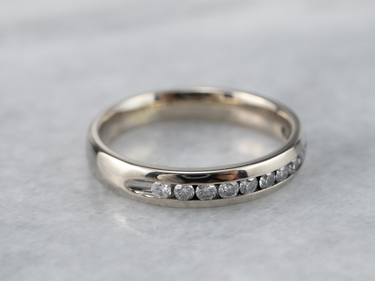 Alianza de diamantes en oro blanco