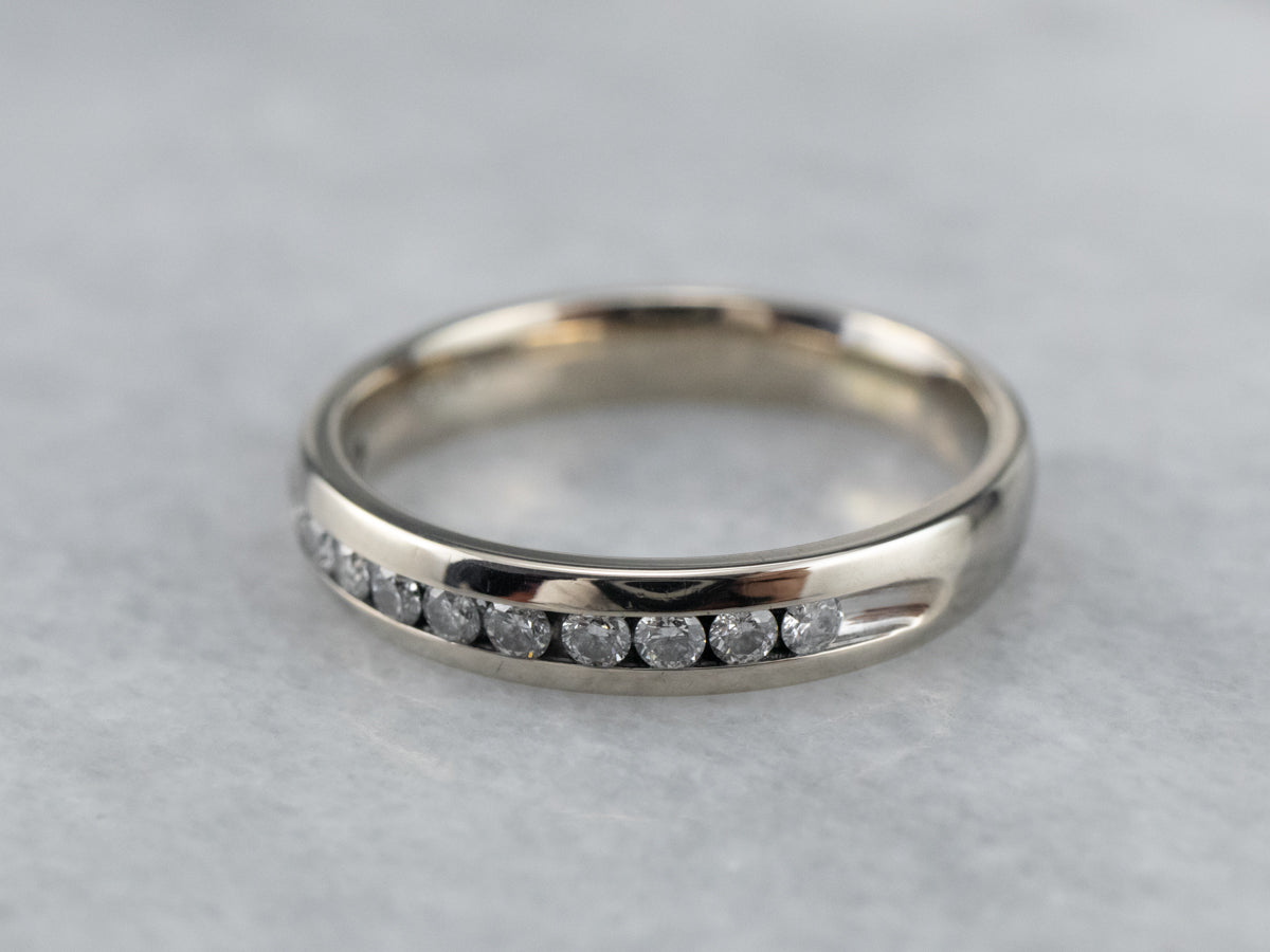 Alianza de diamantes en oro blanco