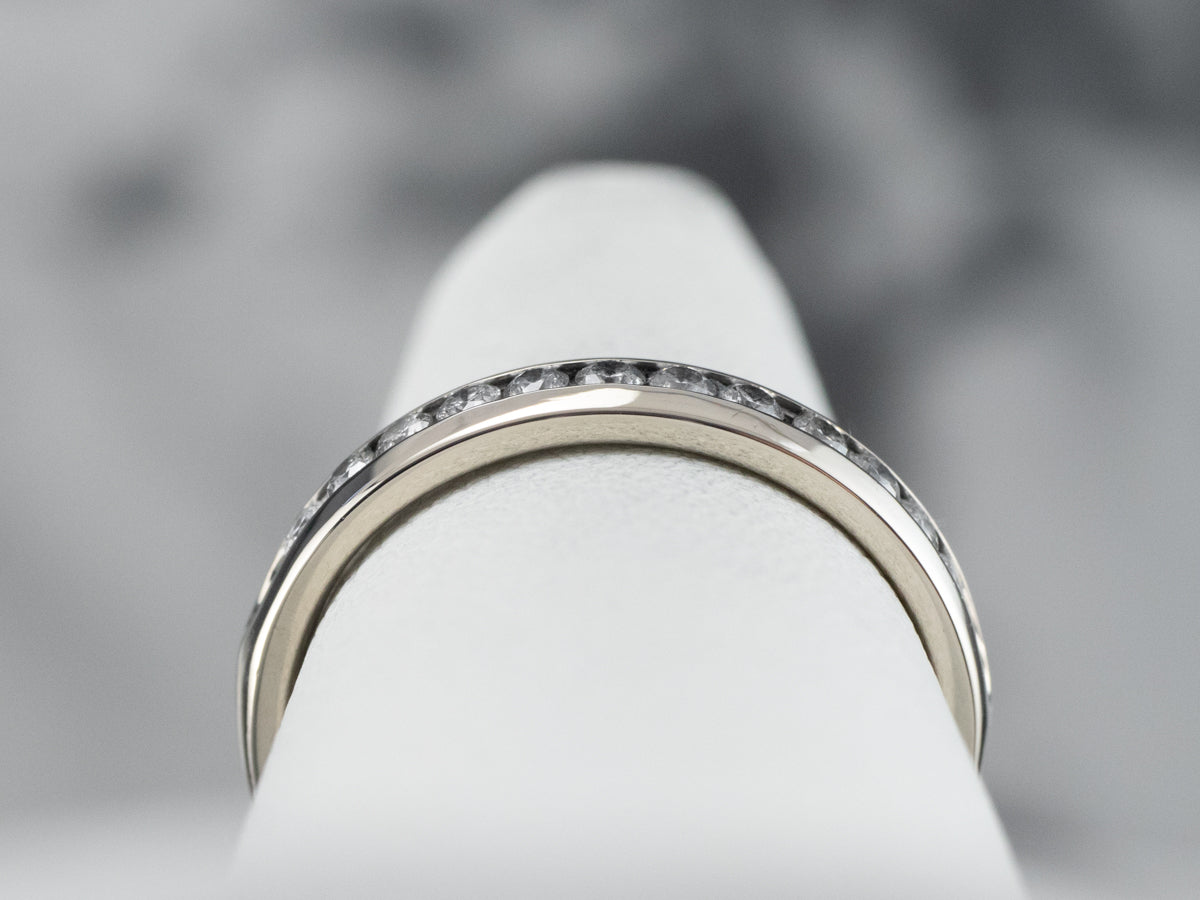 Alianza de diamantes en oro blanco