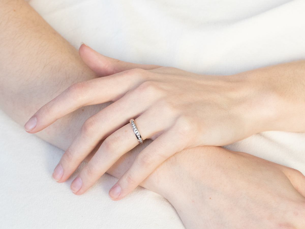 Alianza de diamantes en oro blanco