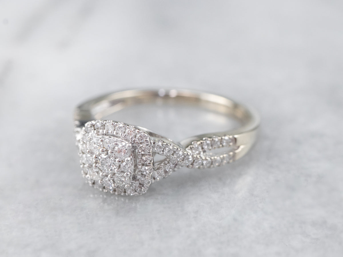 Anillo de compromiso moderno con halo de diamantes en racimo