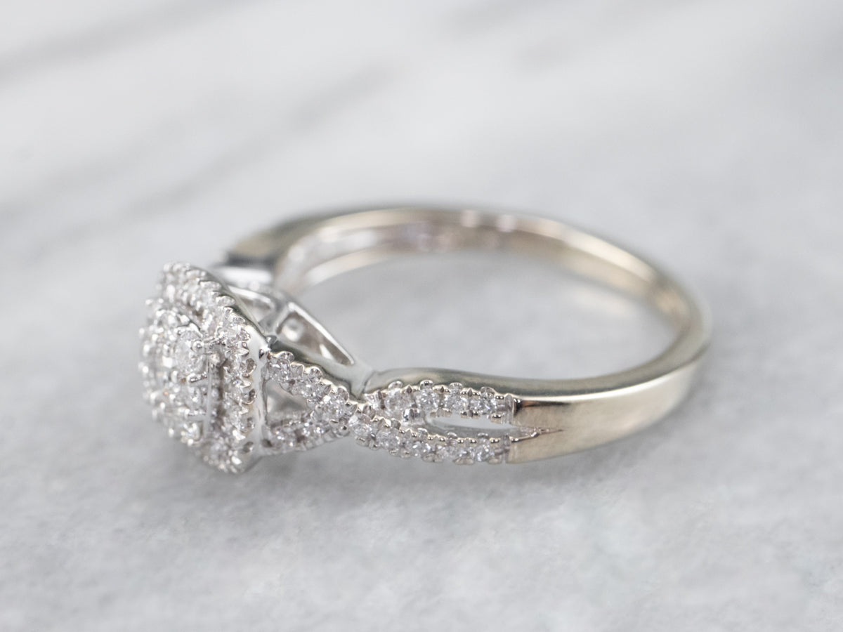 Anillo de compromiso moderno con halo de diamantes en racimo