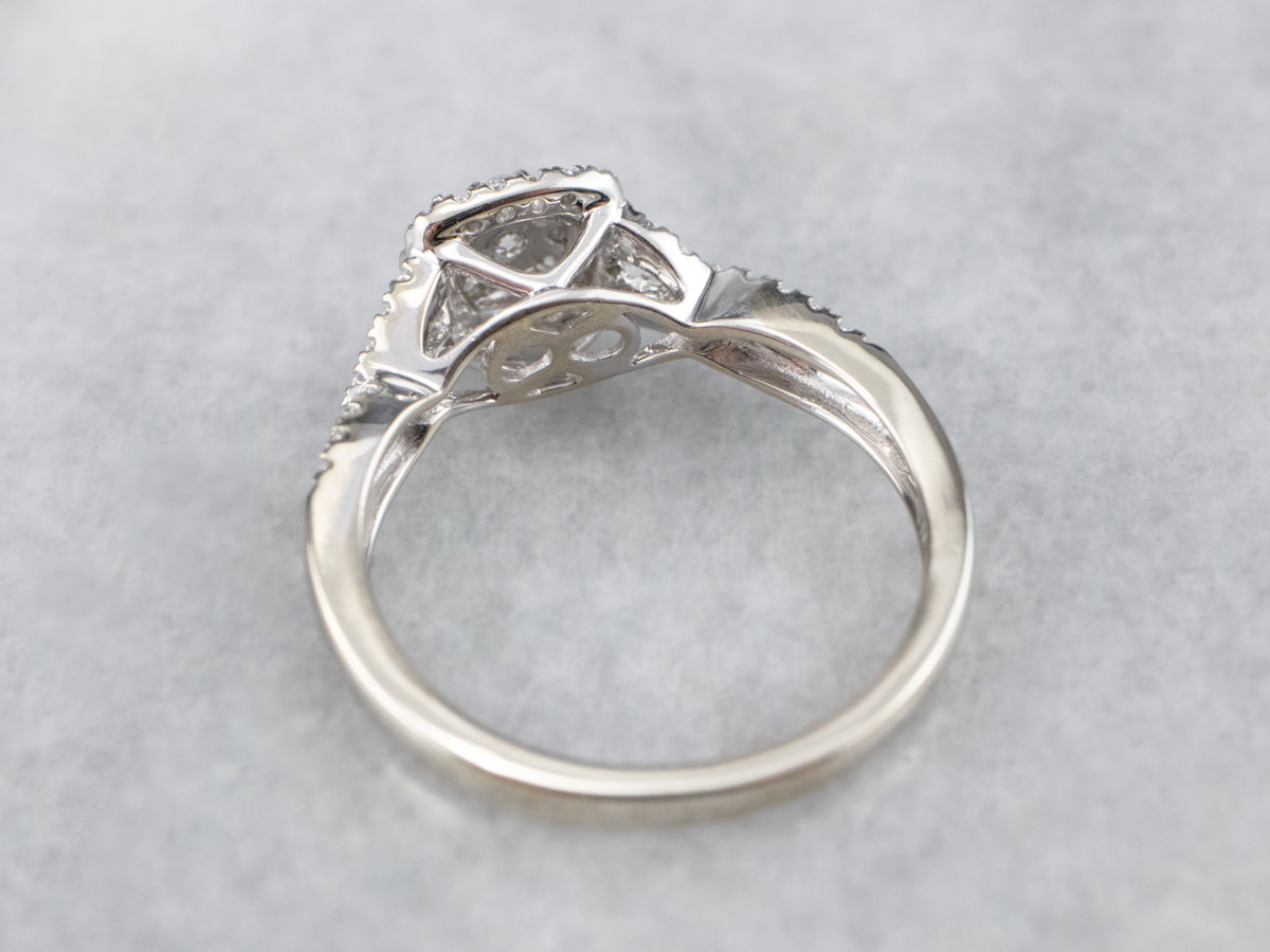 Anillo de compromiso moderno con halo de diamantes en racimo