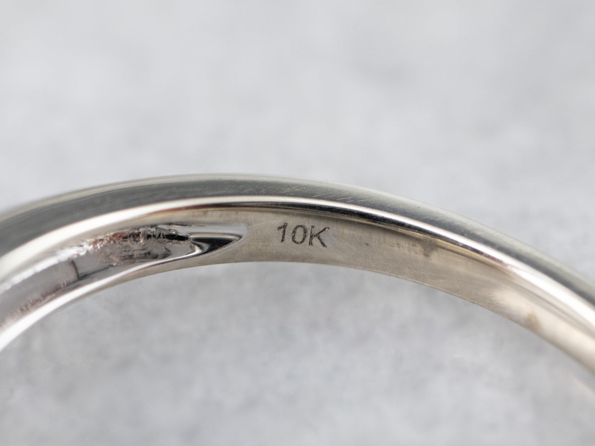 Anillo de compromiso moderno con halo de diamantes en racimo