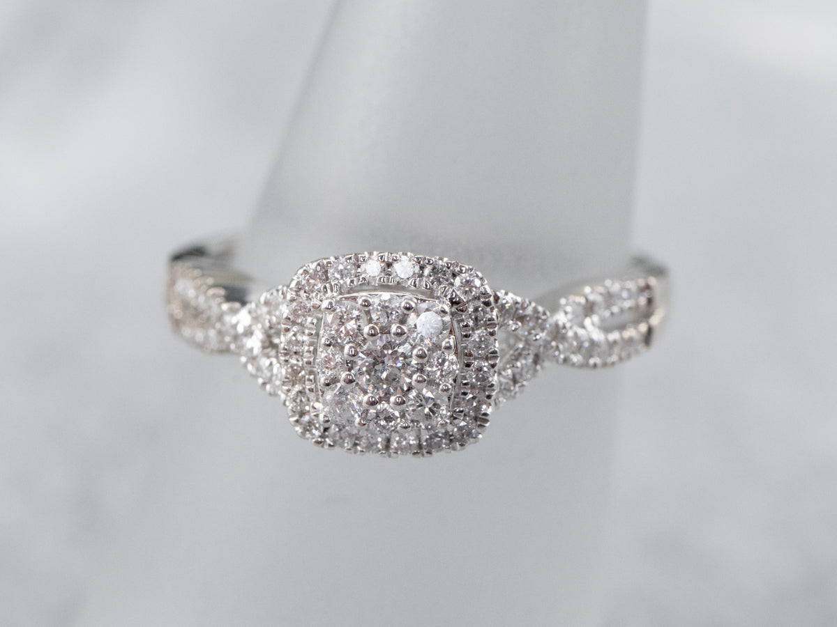 Anillo de compromiso moderno con halo de diamantes en racimo