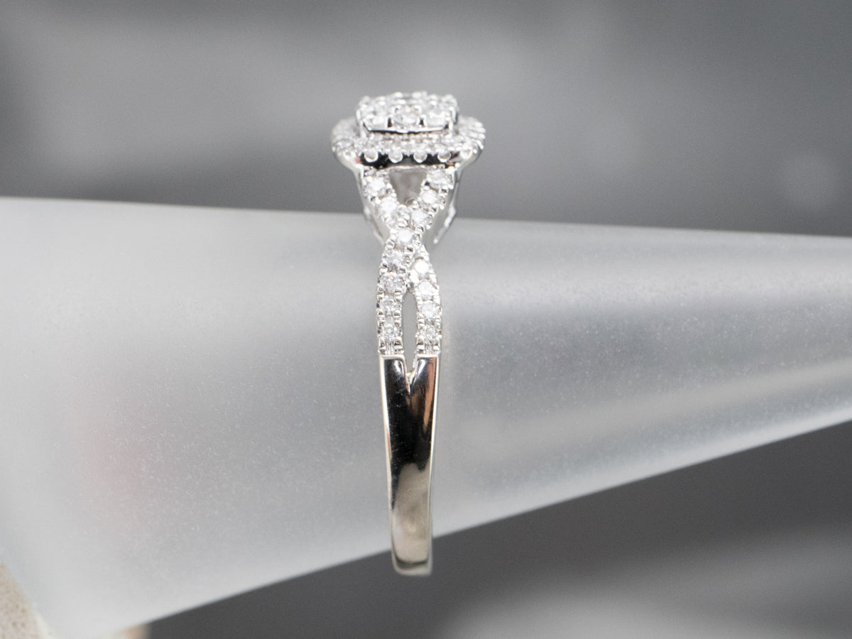 Anillo de compromiso moderno con halo de diamantes en racimo