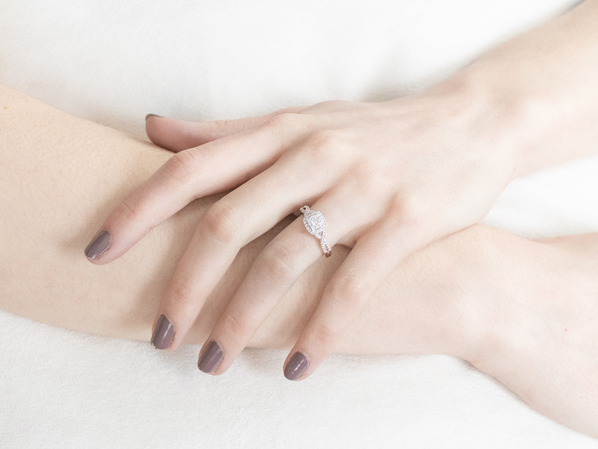 Anillo de compromiso moderno con halo de diamantes en racimo