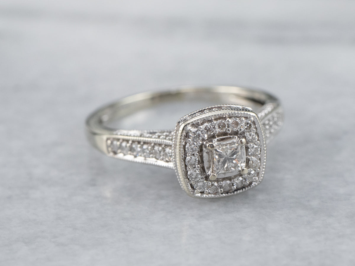 Anillo de compromiso moderno con halo de diamantes de talla princesa