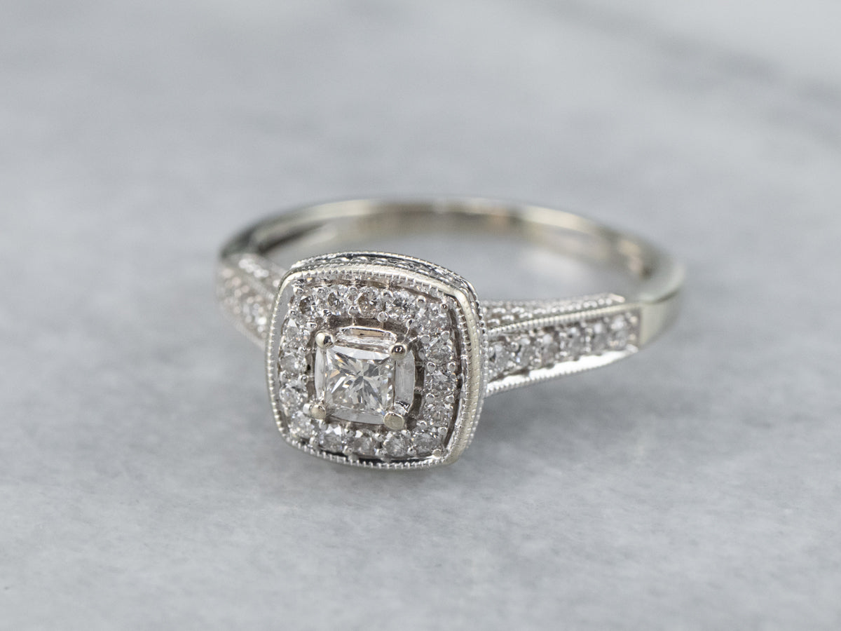 Anillo de compromiso moderno con halo de diamantes de talla princesa
