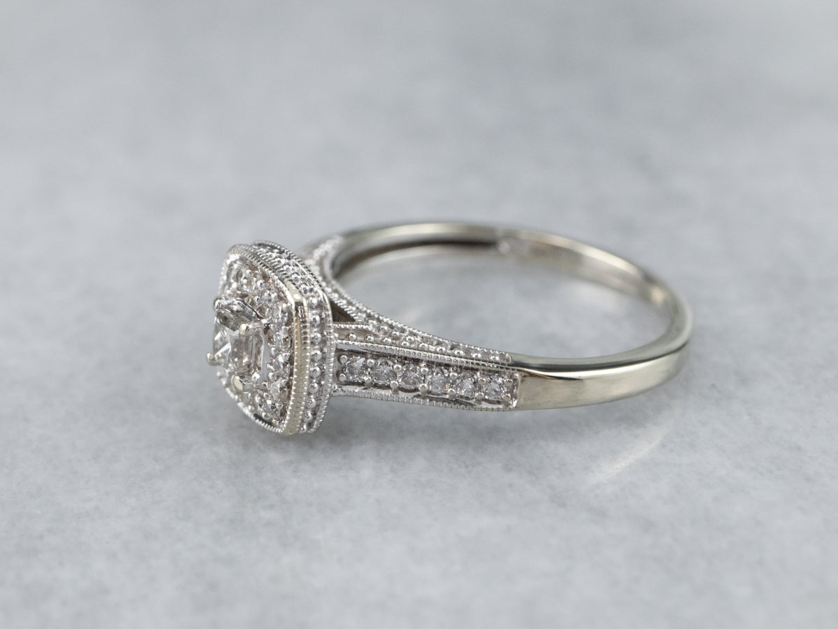 Anillo de compromiso moderno con halo de diamantes de talla princesa