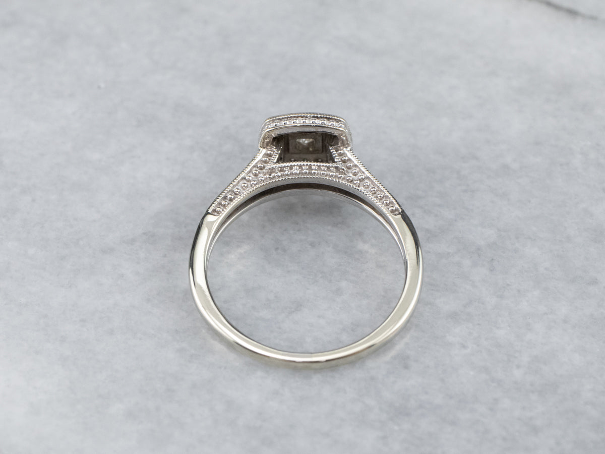 Anillo de compromiso moderno con halo de diamantes de talla princesa