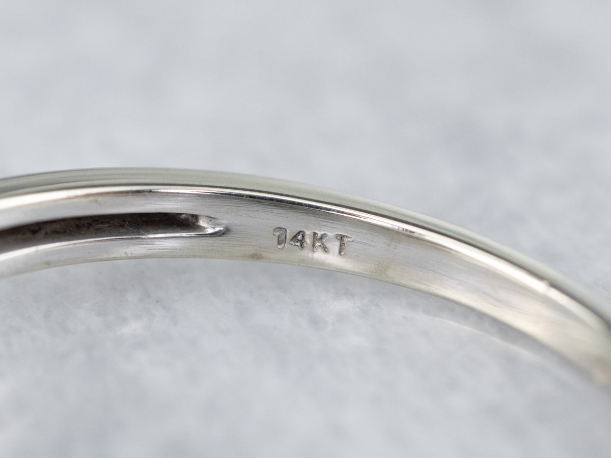 Anillo de compromiso moderno con halo de diamantes de talla princesa