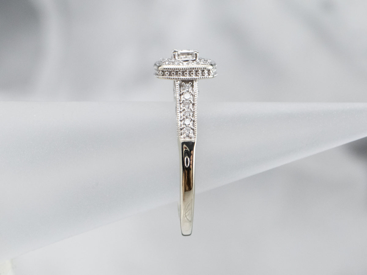 Anillo de compromiso moderno con halo de diamantes de talla princesa