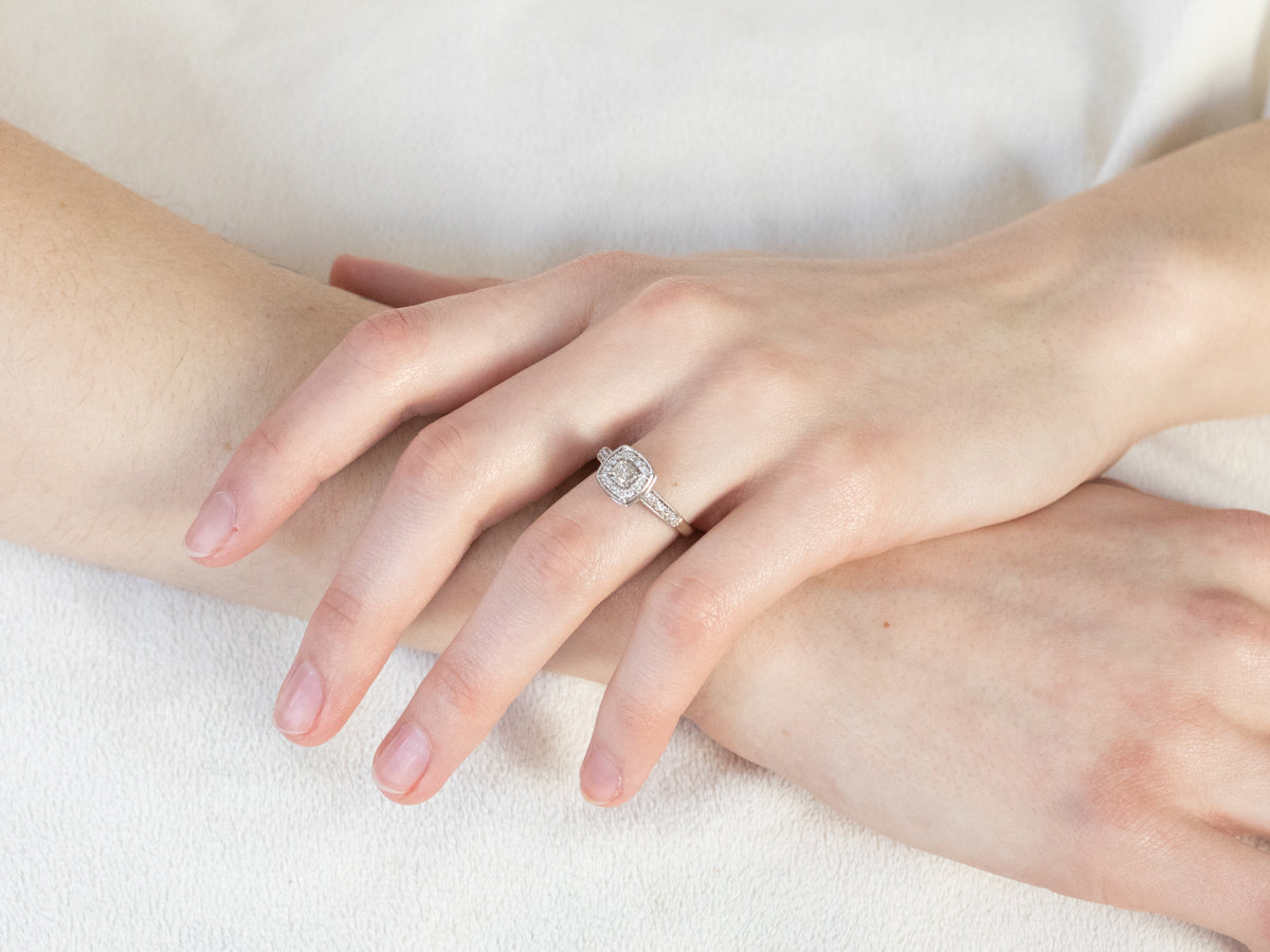 Anillo de compromiso moderno con halo de diamantes de talla princesa