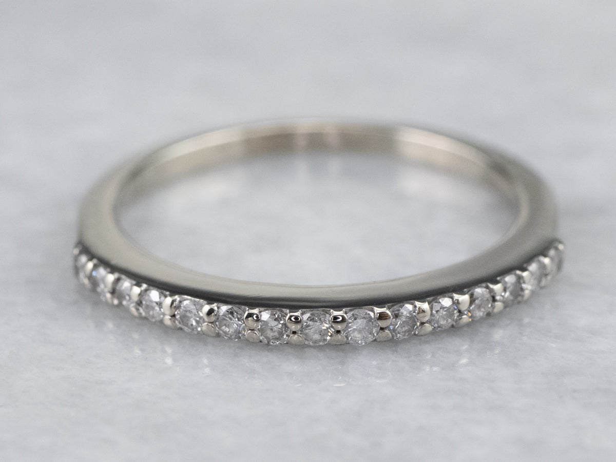 Alianza de boda de oro blanco con diamantes