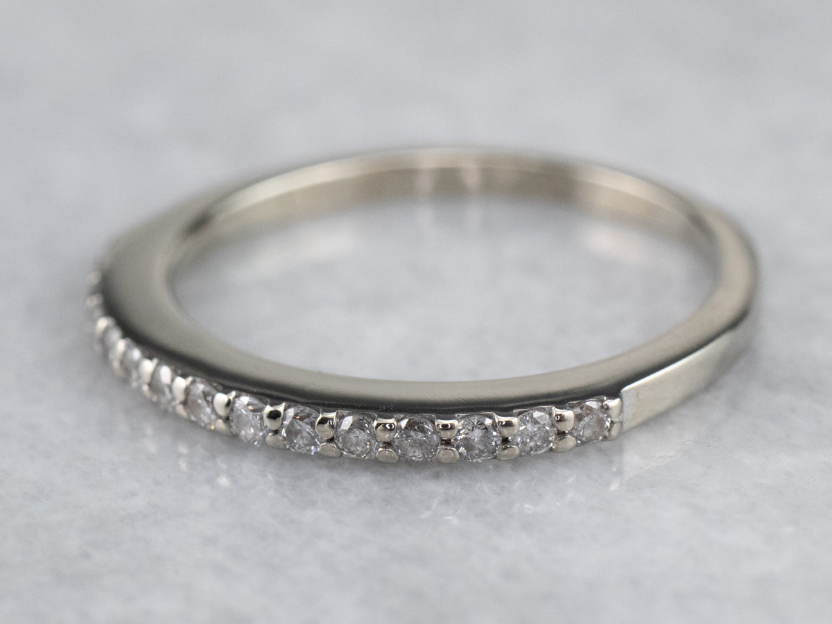 Alianza de boda de oro blanco con diamantes