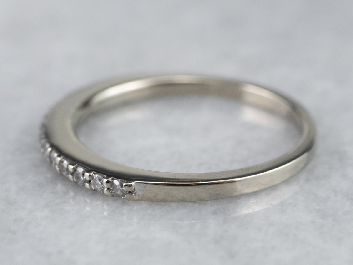 Alianza de boda de oro blanco con diamantes