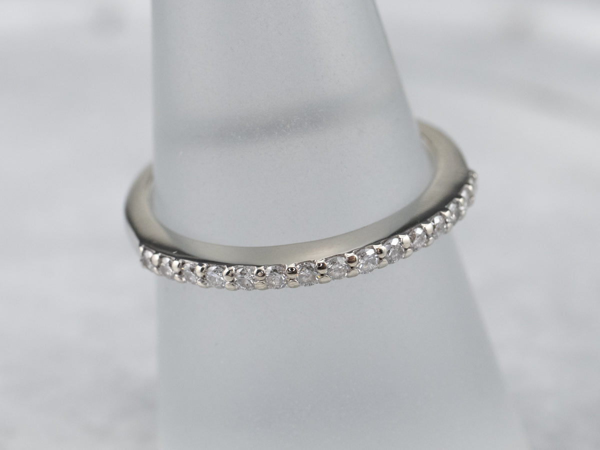 Alianza de boda de oro blanco con diamantes