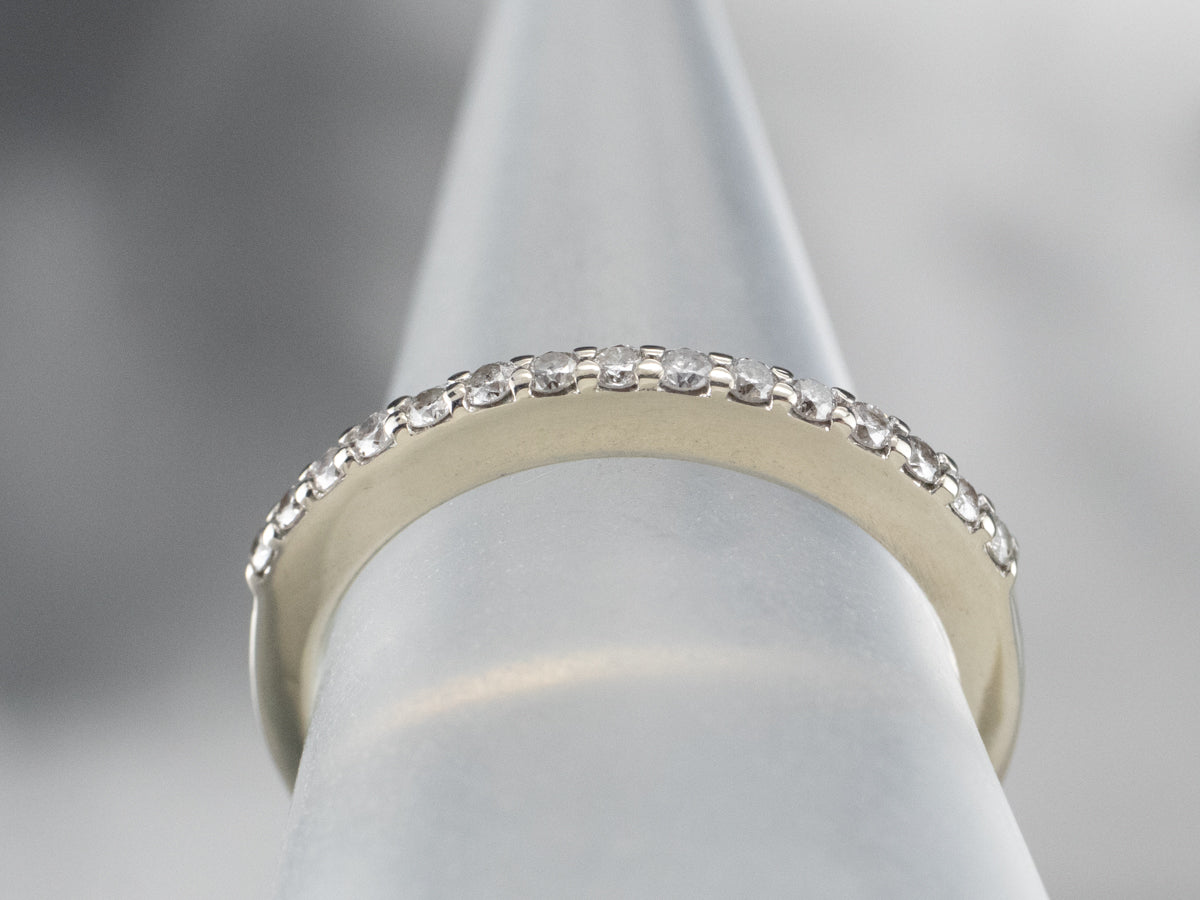 Alianza de boda de oro blanco con diamantes